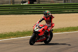 1. Chaz Davies, Aruba.it Racing - Ducati Team, feiert den Sieg