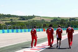 Sebastian Vettel, Ferrari lors de la reconnaissance de la piste avec son équipe