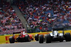 Себастьян Феттель, Ferrari SF16-H едет впереди Льюиса Хэмилтона, Mercedes AMG F1 W07 Hybrid