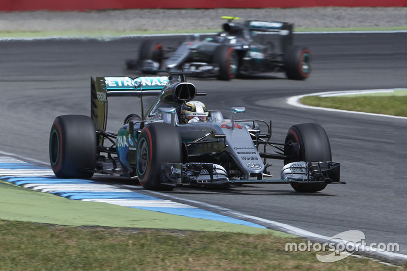 Lewis Hamilton, Mercedes AMG F1 W07 Hybrid ve Nico Rosberg, Mercedes AMG F1 W07 Hybrid