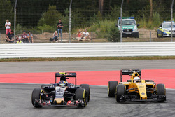 Carlos Sainz Jr., Scuderia Toro Rosso STR11; Kevin Magnussen, Renault Sport F1 Team RS16