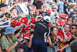 Sergio Pérez, Sahara Force India F1 firma autógrafos para los fans