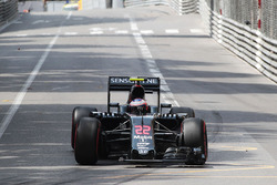 Jenson Button, McLaren MP4-31 with a broken front wing