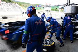 #36 Signatech Alpine A460: Gustavo Menezes, Nicolas Lapierre, Stéphane Richelmi