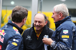 Руководитель Red Bull Racing Кристиан Хорнер, гоночный директор Renault Sport F1 Фредерик Вассёр, и