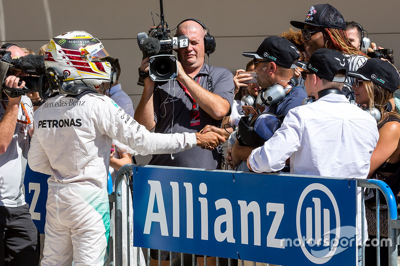 Lewis Hamilton, Mercedes AMG F1 celebra su pole position en parc ferme con la tenista Venus Williams