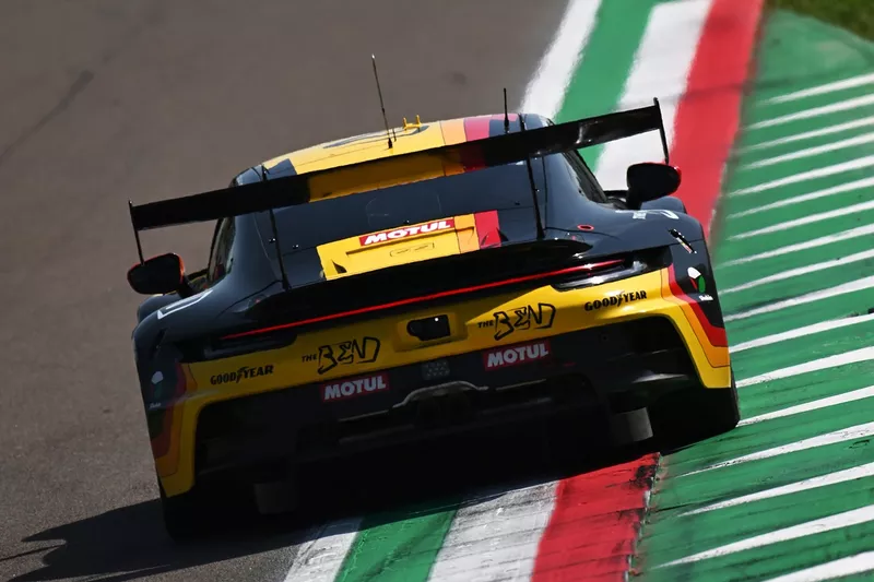 N° 92 : La Porsche 911 GT3 R de Bend Manthey : Yasser Shahin, Riccardo Pera, Richard Lietz