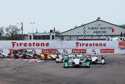 Start: Simon Pagenaud, Team Penske Chevrolet leads