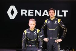 (L to R): Kevin Magnussen, Renault F1 Team with Jolyon Palmer, Renault F1 Team