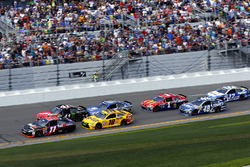 Denny Hamlin, Joe Gibbs Racing Toyota, Kurt Busch, Stewart-Haas Racing Chevrolet
