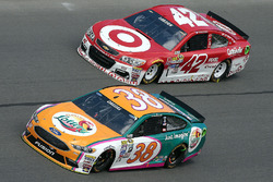 Landon Cassill, Front Row Motorsports Ford, Kyle Larson, Chip Ganassi Racing Chevrolet