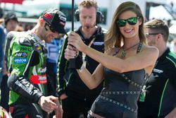 Tom Sykes, Kawasaki Racing Team avec une charmante Monster Energy girl