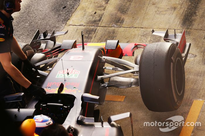 Daniel Ricciardo, Red Bull Racing RB11 in the pits