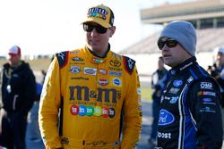 Kyle Busch, Joe Gibbs Racing Toyota, Ricky Stenhouse Jr., Roush Fenway Racing Ford