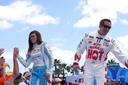 Danica Patrick, Stewart-Haas Racing Chevrolet und Greg Biffle, Roush Fenway Racing Ford