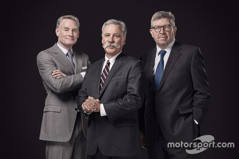 Sean Bratches, Managing Director, Commercial Operations; Chase Carey, voorzitter en CEO van Formula