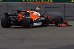 Fernando Alonso, McLaren stops on track in FP1