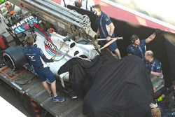 La Williams FW40 di Lance Stroll riportata ai box dopo l'incidente