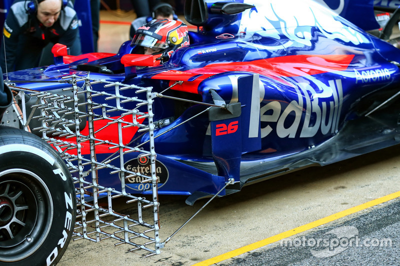 Daniil Kvyat, Scuderia Toro Rosso STR12 running sensor equipment