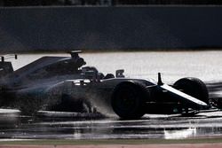 Valtteri Bottas, Mercedes AMG F1 W08, salpicadura a través de un charco