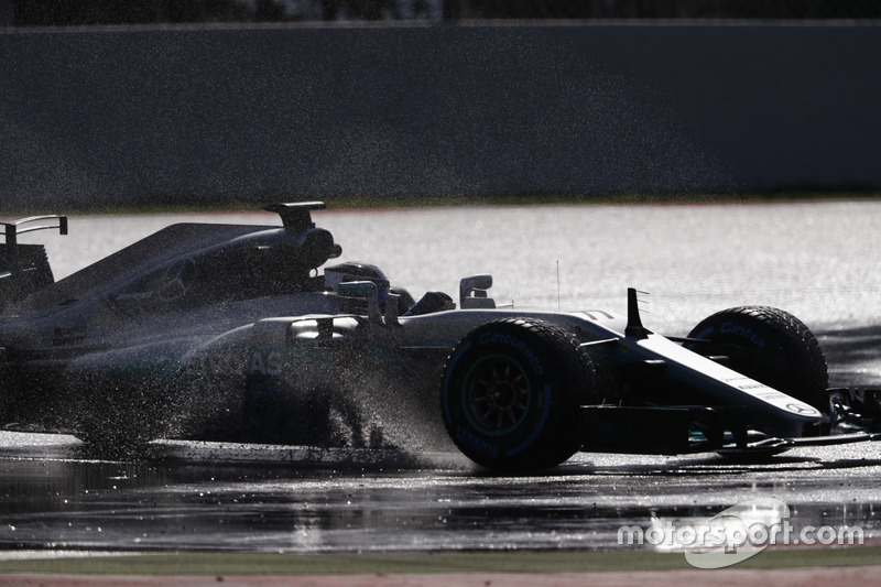 Valtteri Bottas, Mercedes AMG F1 W08, su fışkırtıyor