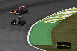 Lewis Hamilton, Mercedes AMG F1 W07 Hybrid, Kimi Raikkonen, Ferrari SF16-H