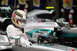 Le vainqueur Lewis Hamilton, Mercedes AMG F1 W07 Hybrid, fête sa victoire dans le parc fermé