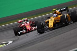 Kimi Raikkonen, Ferrari SF16-H derrière Jolyon Palmer, Renault Sport F1 Team RS16