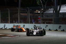 Lance Stroll, Williams FW40, Stoffel Vandoorne, McLaren MCL32