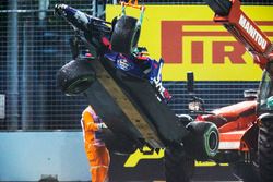 Marshals halen de gecrashte auto weg van Daniil Kvyat Scuderia Toro Rosso STR12