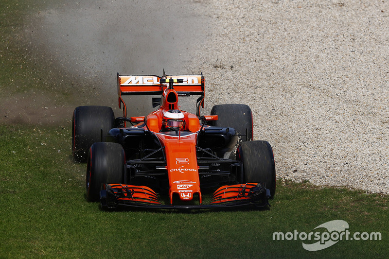 Stoffel Vandoorne, McLaren MCL32, has an off-track moment