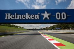 Sfeerbeeld van het circuit en bord van Heineken