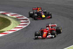 Sebastian Vettel, Ferrari SF70H, Daniel Ricciardo, Red Bull Racing RB13