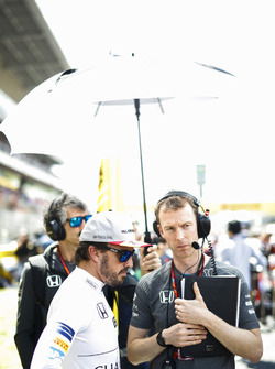 Fernando Alonso, McLaren, Mark Temple, Race Engineer, McLaren