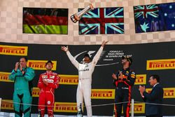 Podium: race winnaar Lewis Hamilton, Mercedes AMG F1, tweede Sebastian Vettel, Ferrari, derde Daniel Ricciardo, Red Bull Racing