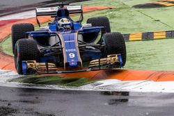 Marcus Ericsson, Sauber C36 jumps across the kerb