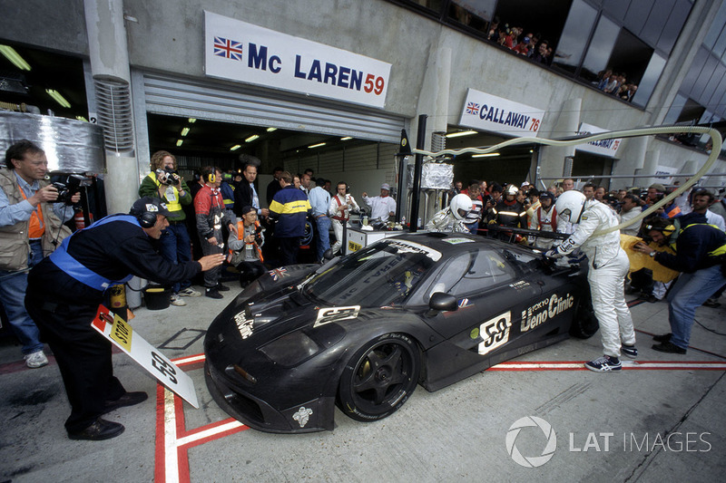 #59 McLaren F1 GTR: J.J. Lehto, Yannick Dalmas, Masanori Sekiya au stand