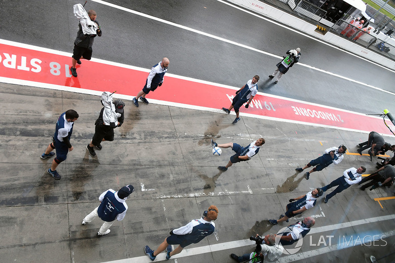Felipe Massa, Williams y los mecánicos de Williams juegan fútbol en pit-lane
