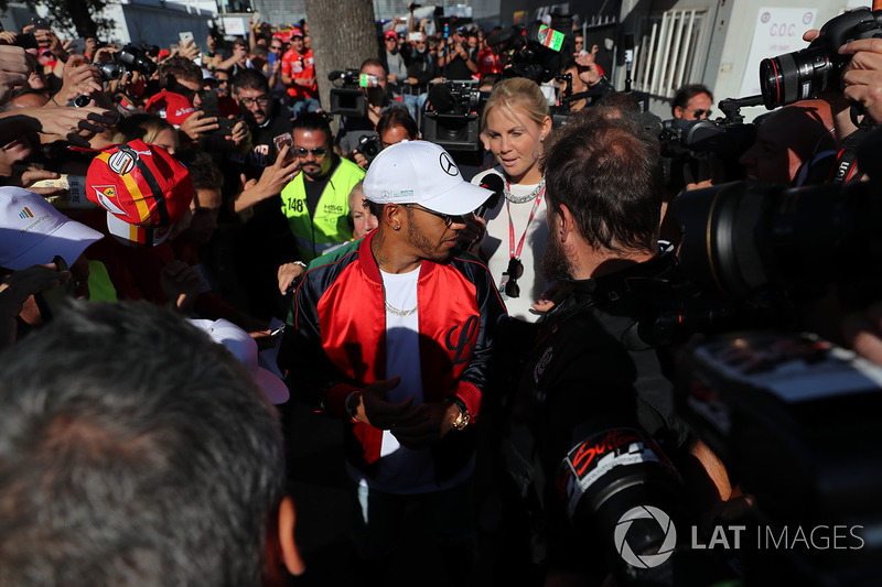 Lewis Hamilton, Mercedes AMG F1 signs autographs for the fans