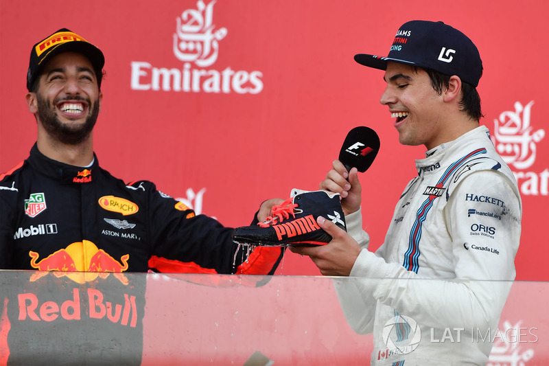 Daniel Ricciardo, Red Bull Racing et Lance Stroll, Williams font un shoey sur le podium