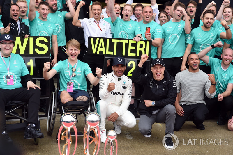 Ganador de la carrera Lewis Hamilton, Mercedes AMG F1 celebra con su hermano Nick Hamilton, Valtteri