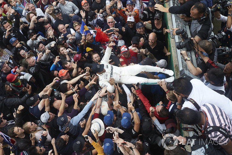 Ganador de la carrera Lewis Hamilton, Mercedes AMG F1, celebra con los aficionados después de ganar 