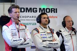 Des membres de l'équipe Porsche Team