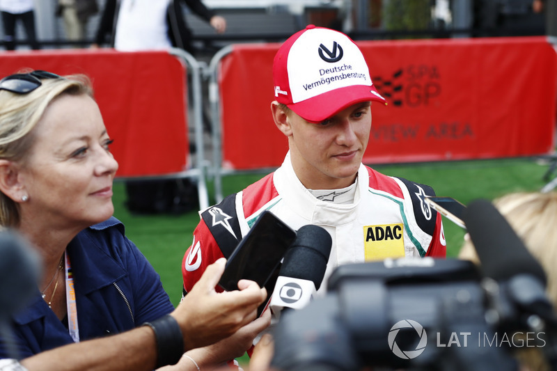 Mick Schumacher mit der Presse