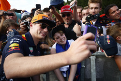 Max Verstappen, Red Bull Racing, maakt een selfie met een fan