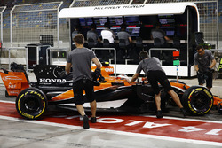 Stoffel Vandoorne, McLaren MCL32, returns to the pits