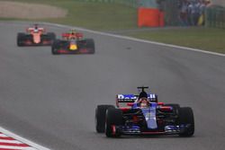 Daniil Kvyat, Scuderia Toro Rosso STR12, leads Max Verstappen, Red Bull Racing RB13, and Fernando Alonso, McLaren MCL32