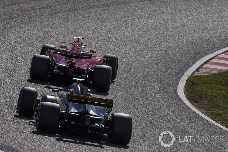 Kimi Raikkonen, Ferrari SF70H and Nico Hulkenberg, Renault Sport F1 Team RS17