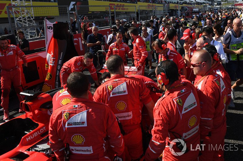 Ferrari mechanics observan el coche de Sebastian Vettel, Ferrari SF70H, problemas técnicos