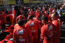Ferrari mechanics observe the car of Sebastian Vettel, Ferrari SF70H, technical issues